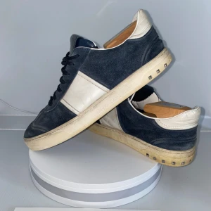 Valentino Garavani Flycrews Mocka Navy - Valentino Flycrews mocka i marinblått. Storlek 42,5. Dustbags medkommer vid köp. Välanvända & slitna, saknar spikar men kan fixas till! Produceras ej längre & därför mycket eftertraktade. Nypris över 8000kr. Pris kan diskuteras. Hörs i DM! 