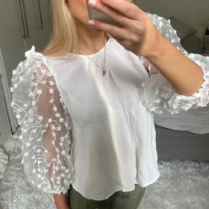 Blus med puffärm - Jättefin blus med puffärmar❣️