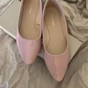 Glansiga ljusrosa spetsiga ballerinaskor  - Drömmiga ballerinaskor i den perfekta ljusrosa färgen! Som nya! Storlek 39 men passar 40 också! Kartong medföljer 