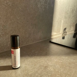 Parfymolja - Deep Relaxation - grüum puls Pulse Roller Ball - Deep Relaxation 9 ml  Oanvänd  Nypris ca 120 kr  Bra för att komma ner i varv på kvällarna. Träiga aromerna, lavendel och kamomill lugnar nervsystemet. Applicera på kroppens pulspunkter som handleder, hals och bakom öra