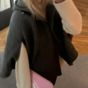 Dröm kappan - Säljer denna sååå drömmiga kappan/ponchon💕Storleken är 152 men den passar även mig som vanligtvis bär s💗