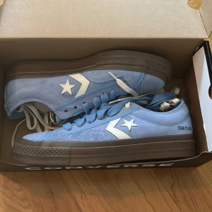 Converse star player 76 OX - Aldrig använda jättesnygga Converse i mocka som jag tyvärr inte kan använda då de är för stora för mig. Originalpris är 1209, säljer för 500. De är unisex och passar alltså båda tjejer och killar.