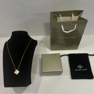 Van Cleef & Arples Halsband - 18k guldplatterad 💛 Leverans tid 1-3 arbetsdagar 🚚  Följ oss gärna på Instagram @vitaparlan.co 🤩