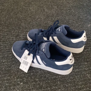 Campus skor - Säljer dessa super snygga blåa skor från adidas i storlek 42 . Dom är aldrig använda och lappen är kvar, säljer för att dom är för stora och hann inte lämna tillbaka dom .Köpt för 1149