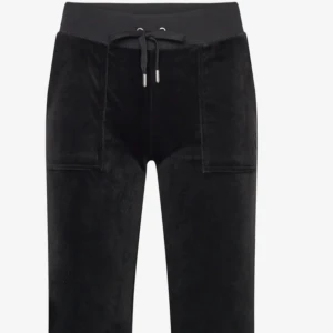 Juicy Couture byxor - Använda ett fåtal gånger men i fint skick. Passar mig i längden som är 165 cm. 
