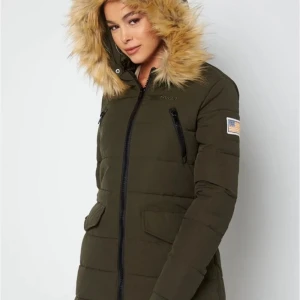 Svea jacka - Grön vinterjacka från Svea. På mina bilder ser färgen inte helt rätt ut. Den är grön som på första bilden. Väldigt välbehållen och bra kvalite. Håller värmen och är regntålig.