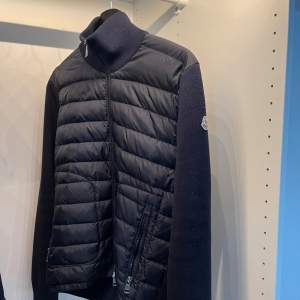 Säljer denna feta moncler cardigan i färgen navy! Storlek M men passar S då den är lite mindre i storlek. Skicket är 8/10 väldigt bra skick endast en liten reva på handleden (se bild 4) köpt på Garmsmarket! Hör av er vid minsta fundering