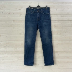 Levis jeans  - Säljer ett par klassiska blå Levis. De har en rak passform och är perfekta till vardagen.  De är i bra skick och redo för en ny ägare! Modellen heter Levis  511.