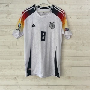 Tyskland  - Säljer en snygg tyskland fotbollströja från Adidas med nummer 8 och namnet 'Kroos' på ryggen.  Perfekt för fotbollsfans som vill ha en del av historien! ⚽skick 10/10,aldrig använd pris kan diskuteras. Passar s/m