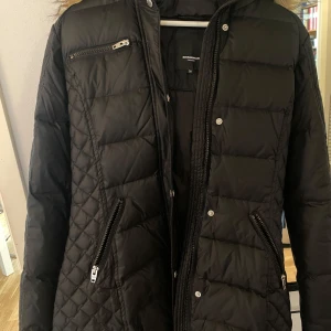 Rockandblue Vinterjacka - Jättefin vinterjacka! Några sminkstains visas på bild. Nypris 2000 kr 🩷 Storlek 38