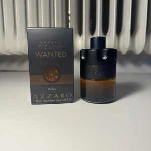 Azzaro the most wanted parfum  - Azzaro the most wanted parfum med ca 50 ml kvar av 100. Perfekt söt parfym till höst och vinter. Nypris är 600 kr för 50 ml, mitt pris är 500. Har förvarats i mörker och kyla.