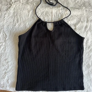 Topp - Topp från H&M som knyts i nacken. Något nopprig men går enkelt att ta bort med antingen en sån maskin eller rakhyvel.
