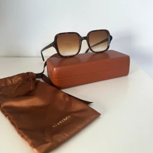 Chimi solglasögon  - Vintage solglasögon från chimi bruntglas. Melerade bågar. Duk och fodral ingår🕶️🤎