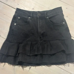 Jeanskjol med volang - Jeanskjol med volang som jag själv sytt. Midjemått: 31 cm