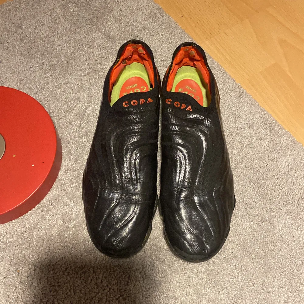 Säljer ett par svarta fotbollskor från adidas copa. De har lite håll vid sidan av bredsidan, lite på tån och lite grann på yttersidan av skon. Annars är skorna fina. Skorna är storlek 40 2/3. Passar precis som storlek 41. Ord pris 2800kr.. Skor.