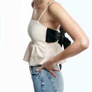 Söt topp - Inte mina bilder, men identisk topp från zara. Köpt på sellpy i jättebra skick. Endast testad av mig. Storlek m, men stretchig. Skulle säga att den även passar en xs eller s. Skriv för fler bilder eller funderingar 💗