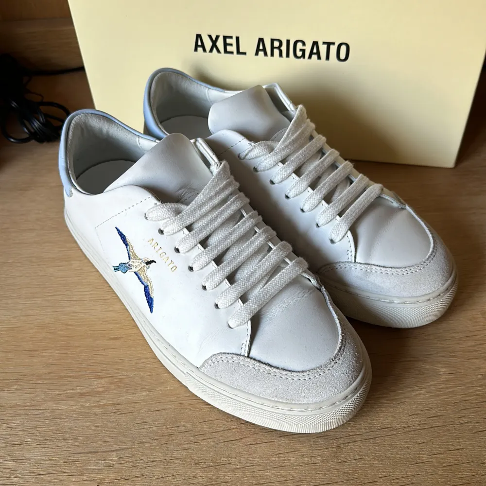 Säljer mina vita sneakers från Axel Arigato (ny skick), de är i skinn. Säljer dessa skor då de är för små. använda ca 4 gånger, inte smutsiga alls. Pris kan diskuteras 💕. Skor.