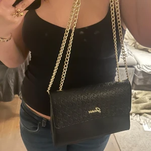 Guess väska 💓 - Använd fåtal gånger, inga defekter!🥰