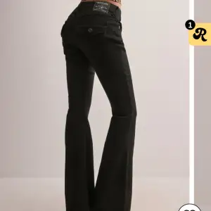 Hej! Säljer nu mina true religion jeans. De är i storlek W27 men dock uppsydda så de passar någon som är ca 160 lång. Köpta för 1 månad sen och använda ungefär 2 gånger men jag tyckte de va för lågmidjade för min smak. Nypris: 1300kr