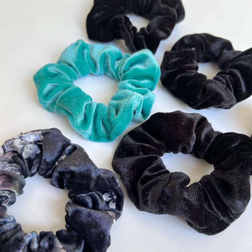 6 st scrunchies. 4 svarta, 1 turkos, 1 mönstrad.  (ALDRIG ANVÄNDA). Accessoarer.