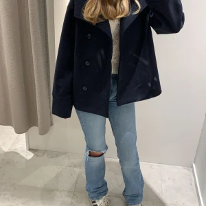 Skitsnygga jeans  - Jättefina jeans! Använda men i jättebra skick! Ganska långa då de är lite för långa för mig som är 167! Har trampat på de där nere så det är lite slitet men inte så illa! Kan skicka bild❤️pris kan diskuteras! skriv vid frågor❤️