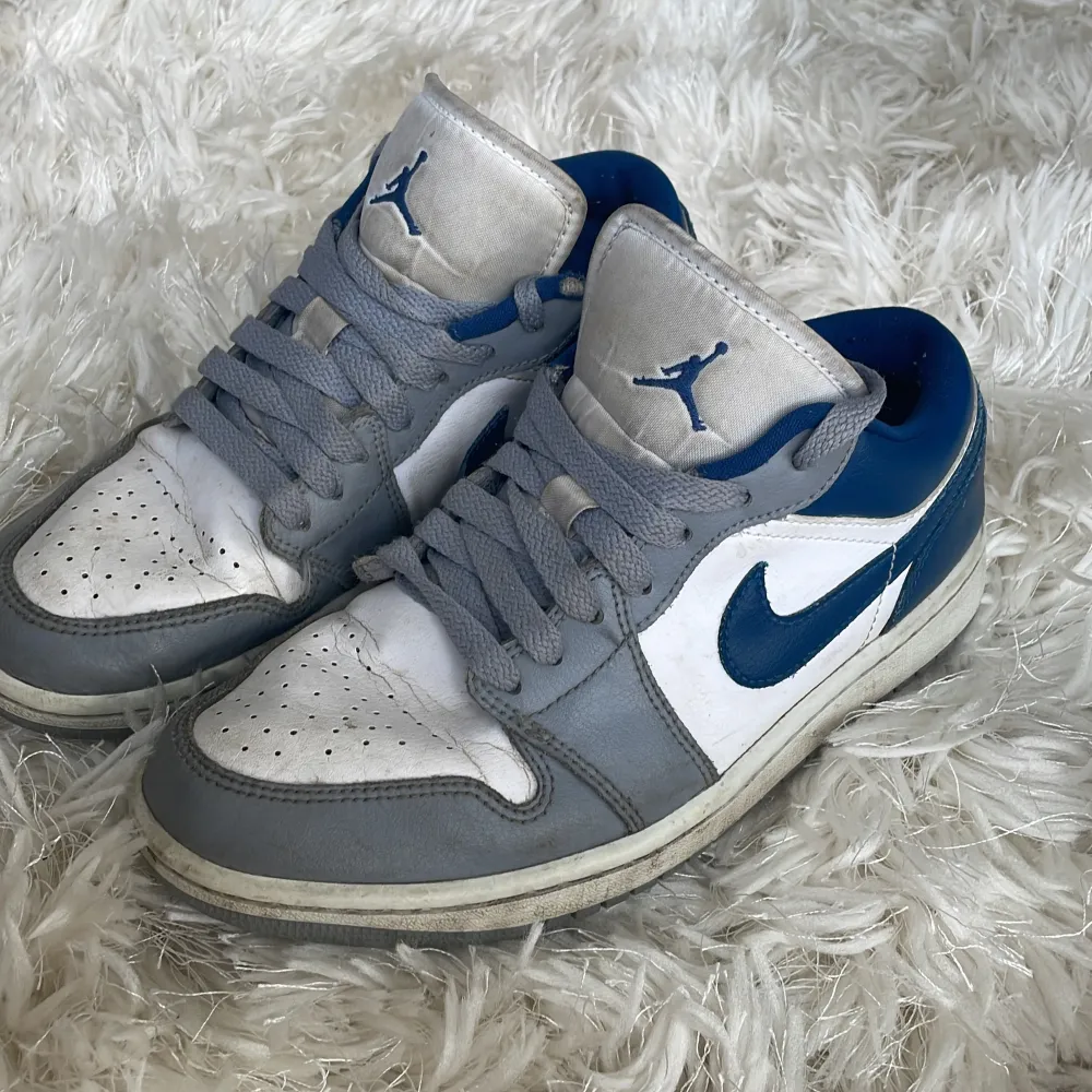 Säljer dessa asnygga Jordan 1 low i storlek 38, de har några enstaka deffekter och därav priset. Orginalpriset är 2500 kr. Priset kan absolut diskuteras och fråga om ni har fler frågor! . Skor.