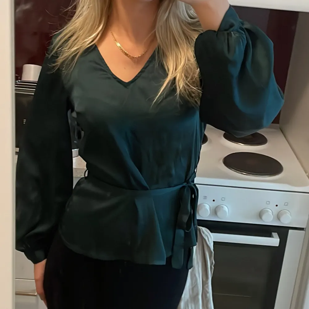 Mörkgrön satin blus med knytning🥰. Blusar.