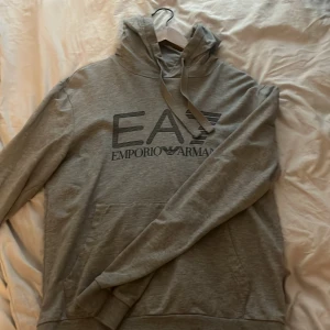 Armani hoodie  - Bra skick 