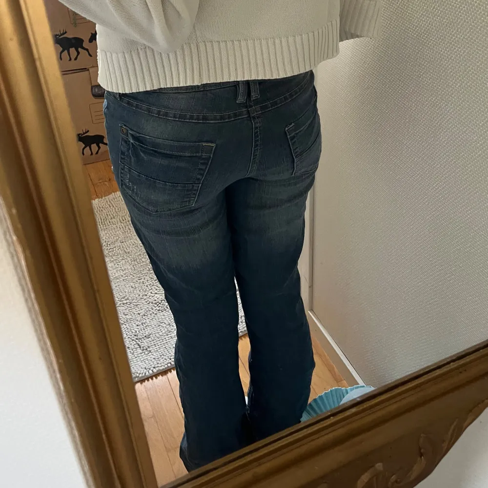 Säljer ett par fina mörkblåa jeans med snygga fickor på framsidan. De är i bra skick 💗Det står att de är i storlek 32 men de sitter mer som 34/36. Jeans & Byxor.