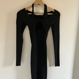 Berskha klänning - Säljer denna super snygga klänning ifrån Berskha då jag inte har någon användning för den. Passar dig som bär storlek S💕