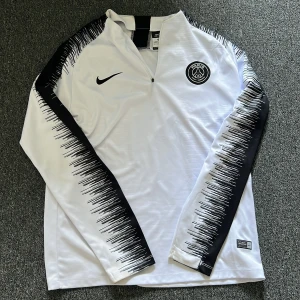 Psg kofta - Snygg begagnad psg kofta som har använts Max 2-3 gånger, den är i lika bra skick som en helt ny, ordinarie pris 800kr