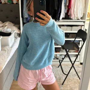Gullig stickad tröja  - Super gullig stickad tröja från zara, i väldigt fin blå som endast är använd en gång! Därför i bra skick💙💙