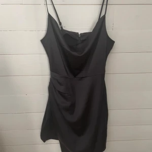 Svart klänning - Svart klänning som aldrig är använd! Passar bäst på fest skulle jag säga, eller styla med en oversize kavaj & höga boots då har du en höstig outfit!