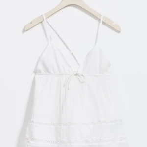 gina young v linne med liten rosett - köpt i somras, säljs då jag aldrig använder den ❤️ använt ish 3 ggr du kan be om mer bilder pris kan absolut diskuteras