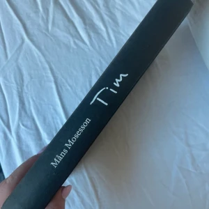 Avicii bok - Superbra bok som jag själv läst ut, har tyvärr nog släng ”omslaget” men den är ju läsbar endå hehe! Lite skavanker, men går ju även att ha som coffetablebook när man läst ut den! Väldigt intressant & givande💕