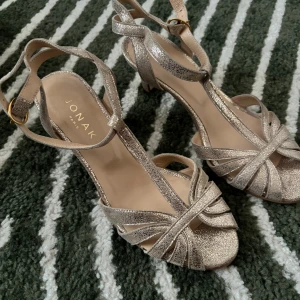 Jonak klackskor  - Varan är använd och i  bra skick. Storleken är 35