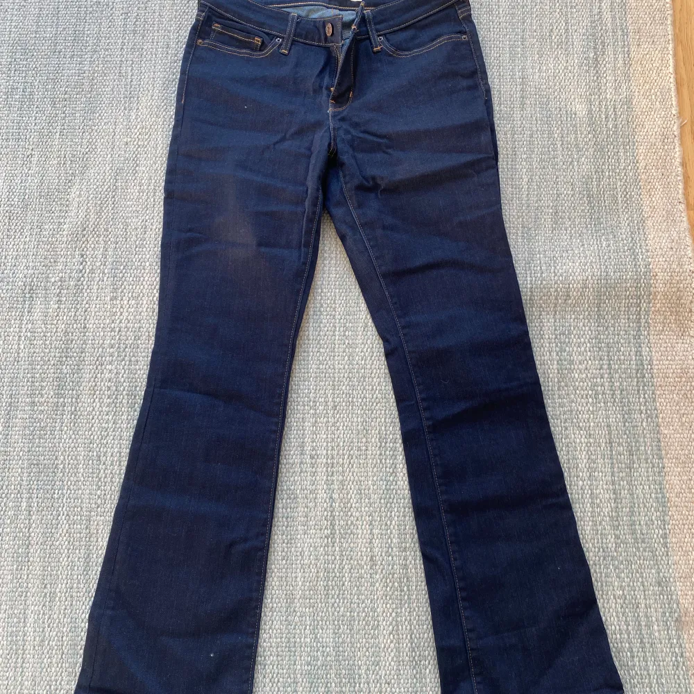 Väldigt fina bootcut jeans från Levis💖 säljer pga för korta i benen, jag är 170 cm 💕knappt använda, som nya!! . Farkut & Housut.