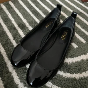 Lauren Ralph Lauren ballerina skor  - Varan är knappt använd och i mycket gott skick. Storleken är 36, men jag skulle säga att den även passar en storlek 35, då den passade mig bra.