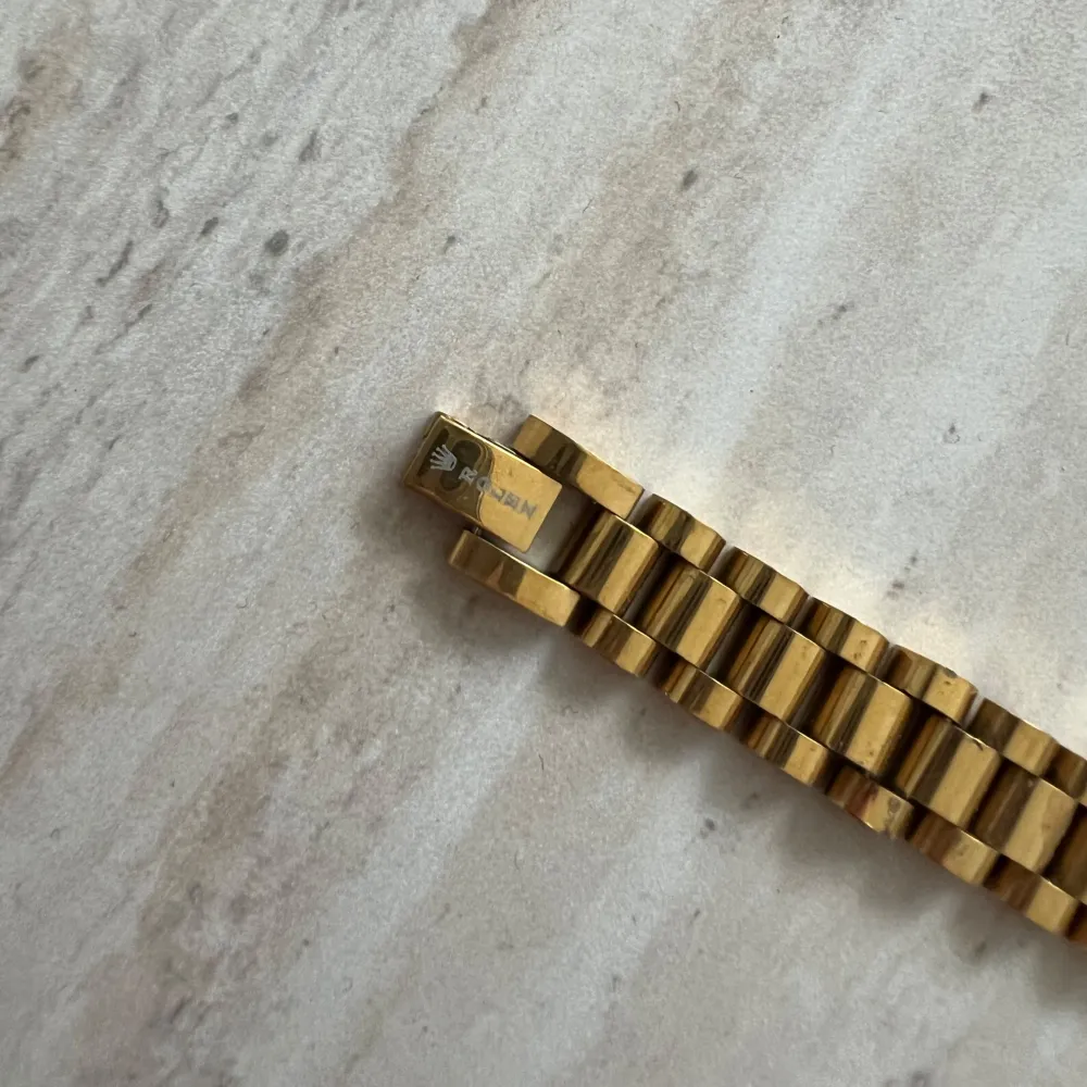 Rolex armband i guld. Storlek går att justera. . Accessoarer.