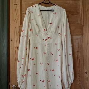 Klänning  - Använd endast en gång, väldigt fint skick 