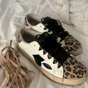 Le temps des ceries  - Super fina skor i jättefint skick, bytt ut skosnörena mot dom som syns på bilden men medföljer de originella skosnören (beiga)🥰 storlek 38 men skulle säga att dom passar 39 för dom är lite stora i storleken 🤗