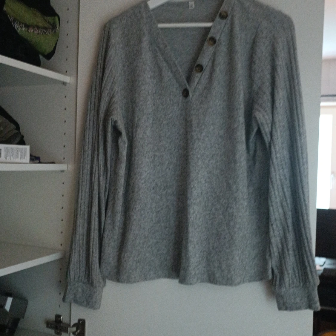 Grå tröja med knappar