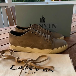 Lanvin skor  - Hej! Säljer nu dessa galet snygga lanvin skor. Skorna är i superfint skick 8/10.(en liten defekt i hälen. Med skorna medföljer dustbag och helt nya extra lanvin skosnören  Grymt pris!