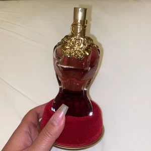 Jean Paul Gaultier ”La Belle” 50ml - Jean Paul Gaultier ”La Belle” i 50ml. Endast testspreyat den en gång på handleden. Fick i present men inte riktigt min doft. Nypris 955kr säljer för 600kr