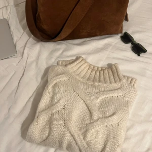 Stickad hösttröja  - Säljer min stickade tröja som är perfekt nu till skolstart och hösten. Den är i en crémevit färg och är mjukt stickad! Jag vet inte var den är ifrån då jag köpt den secondhand💕finns inga lappar men jag har tvättat den i 30 grader, det har funkat bra!