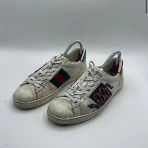 Vita sneakers med ormmönster - Säljer ett par as feta Gucci Ace Snake skor som har mycket kvar att ge, skick( 8/10 ). Dm för fler funderingar🙌