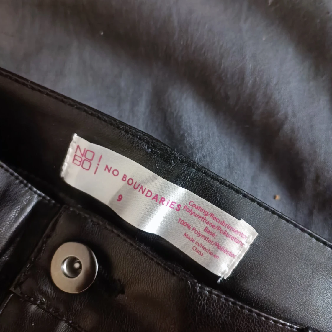 Svarta byxor i syntet från No Boundaries - 90