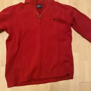 Tja säljer min Ralph lauren zip nu då den är för liten. Inga skador eller fläckar finns, skick 8/10 storlek 12-14 skulle säga att den passar 155-165! Hör av er om ni undrar nått! Pris går att diskuteras