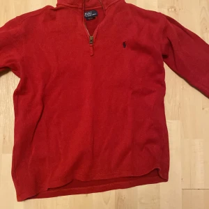 Ralph lauren zip - Tja säljer min Ralph lauren zip nu då den är för liten. Inga skador eller fläckar finns, skick 8/10 storlek 12-14 skulle säga att den passar 155-165! Hör av er om ni undrar nått! Pris går att diskuteras