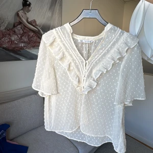 Blus från zara  - Säljer en blus från zara använd men fortfarande i bra skick!  